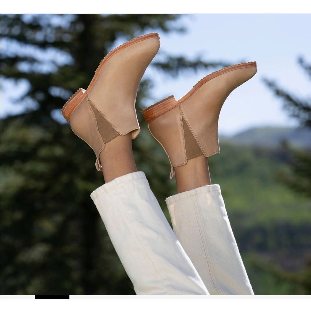 Nisolo Eva Everyday Chelsea Boot Almond, Size 10